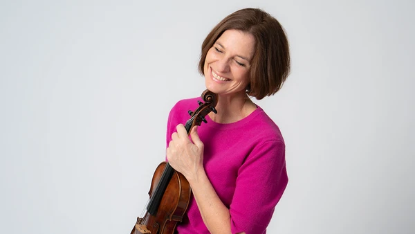 Portraitfoto von Ines Miklin mit Violine
