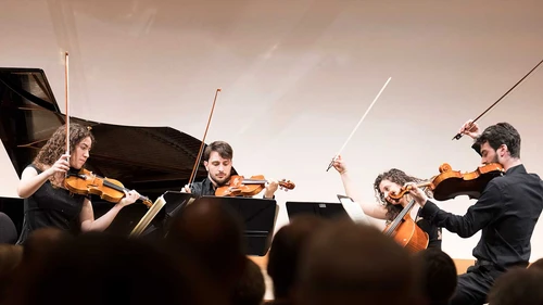 Ensemble auf der Bühne