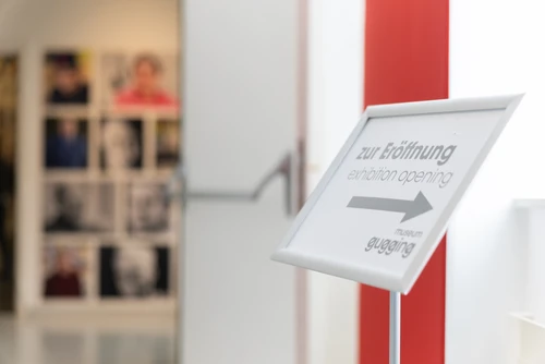ein Schild mit Pfeil deutet nach rechts, im Schild liest man zur Eröffnung im museum