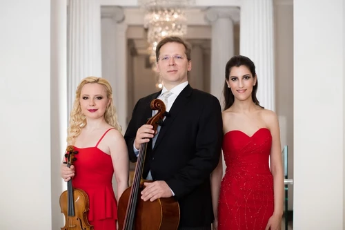 Eine Gruppe von Musikerinnen und Musiker posiert mit ihren Instrumenten für ein Bild