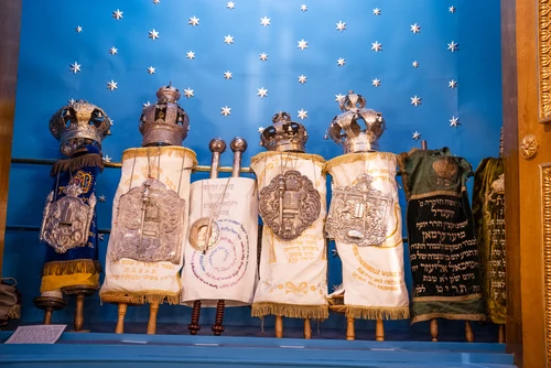 Toraschrein in der Seitenstettengasse Wien mit geschmückten Torarollen.