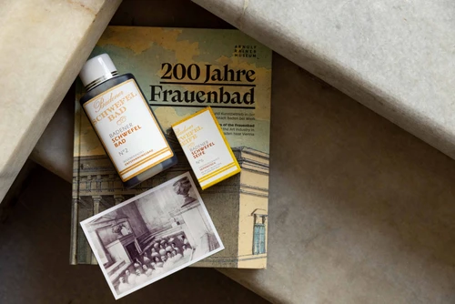 Produktset aus Duschgel, Seife, Creme, Handtuch und Postkarte 