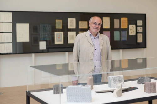 Kurator Berthold Ecker in der Ausstellung Greta Schödl