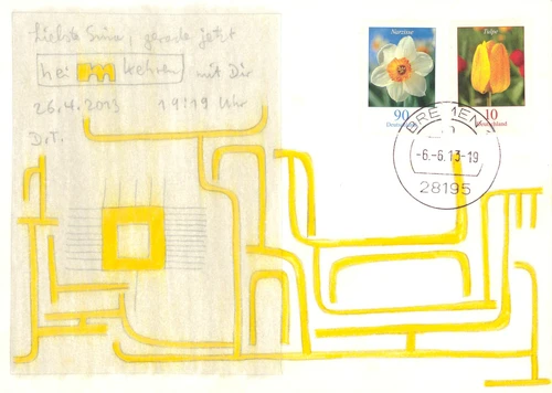 Abstrakte Mail-Art-Collage auf hellem Hintergrund. Links ist die Rückseite einer Postkarte mit blassen handschriftlichen Notizen zu sehen, darunter ein gelbes, labyrinthartig verlaufendes Liniennetz und ein gelbes Quadrat in der Mitte. Rechts schließt eine frankierte Briefmarke mit Blumenmotiven (Narzisse und Tulpe) und Poststempel „Bremen, 6.6.13“ an. Die gelben Linien setzen sich über beide Bildhälften fort und verbinden die Elemente zu einer grafischen Komposition.