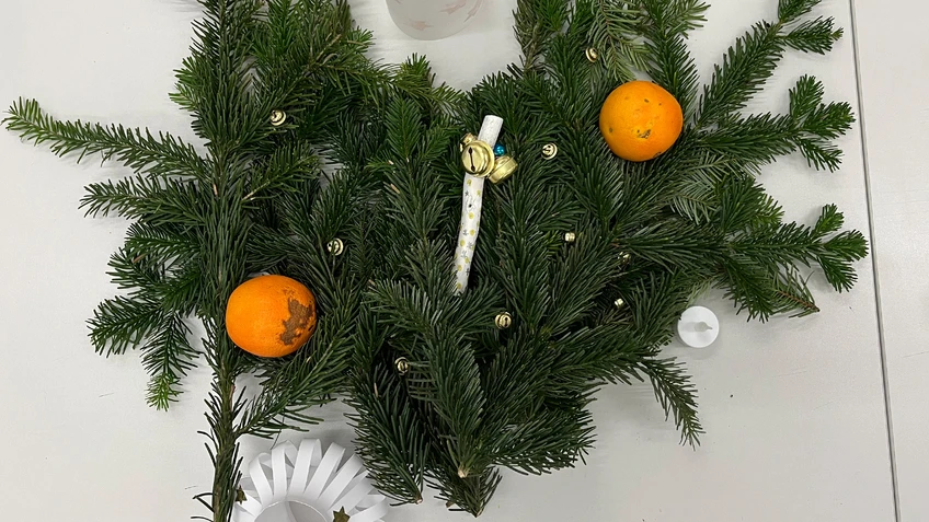 Advent wreath with oranges and bells
