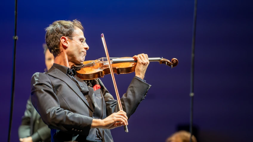 Musiker und Instrumente auf einer Bühne