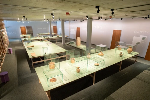 A look at the Iberian exhibition at Mamuz; tables with objects