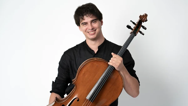 Portraitfoto von Ion Storojenco mit Violoncello