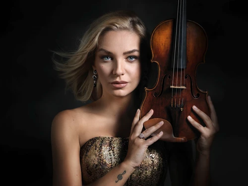 Dame mit Geige neben dem Gesicht