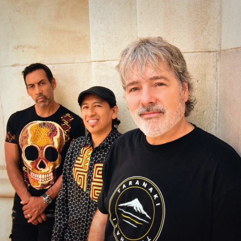 Gruppenbild des BEATtrio, dass sich das den Musikern Béla Fleck, Edmar Castañeda und Antonio Sánchez zusammensetzt, die vor einer hellen Mauer stehen.