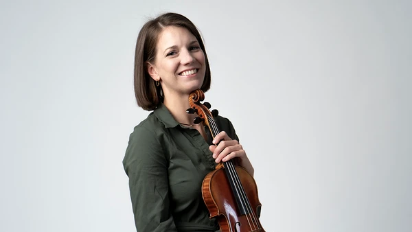 Portraitfoto von Angelika Wimmer mit Violine