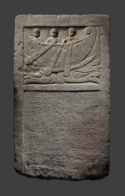 Grabstele mit Schiffsdarstellung 
