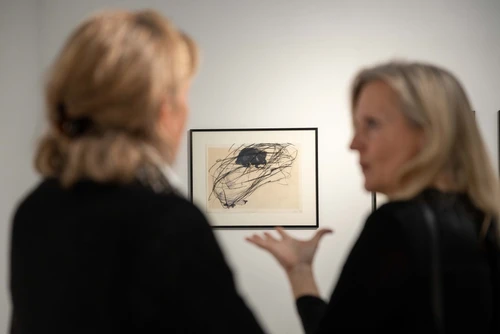 Besucherinnen und Besucher bei einer Veranstaltung im Ausstellungsraum des Museums