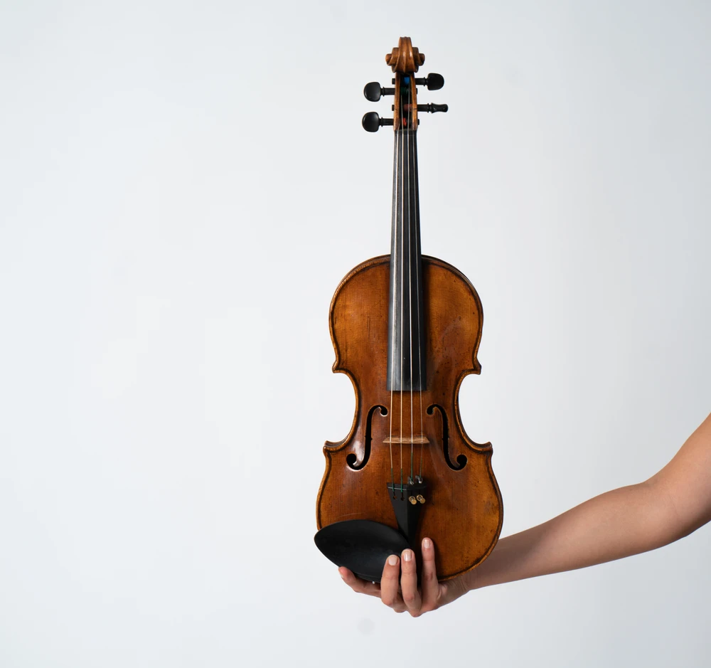 Eine Hand hält eine Violine
