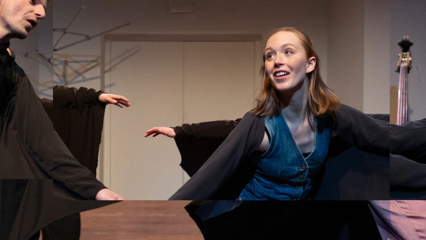 Fotoimpression aus dem Probenprozess zu "Fledermäuse" von der schallundrauch agency. Performer:innen tragen schwarze Capes, die sie ausbreiten, als seien sie Fledermäuse.