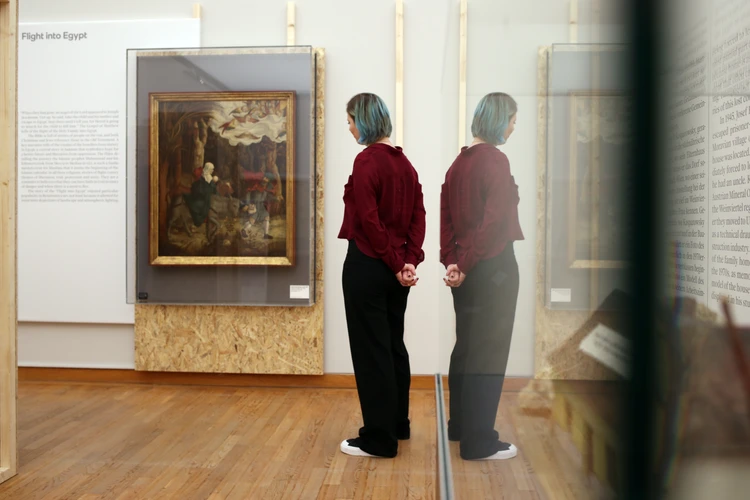 Besucher:innen in der Ausstellung "Auf der Flucht"