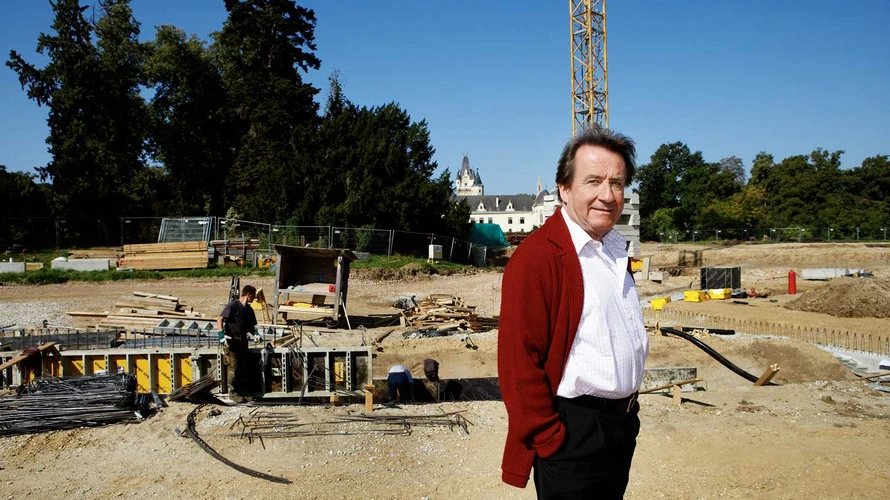 Rudolf Buchbinder in der Baugrube des Wolkenturms