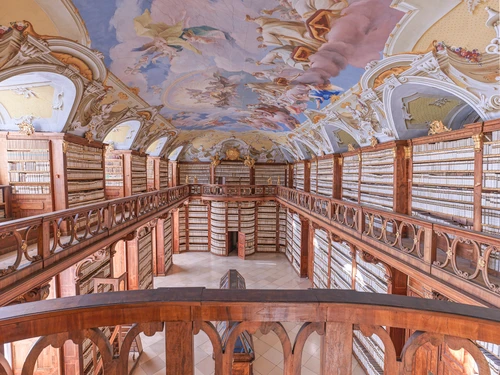 Blick auf den historischen Hauptsaal der Stiftsbibliothek mit dem Deckenfresko von Paul Troger