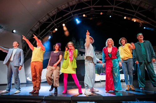 Sommerspiele Melk 2025 Musikrevue Dream On Schauspieler:innen auf der Bühne