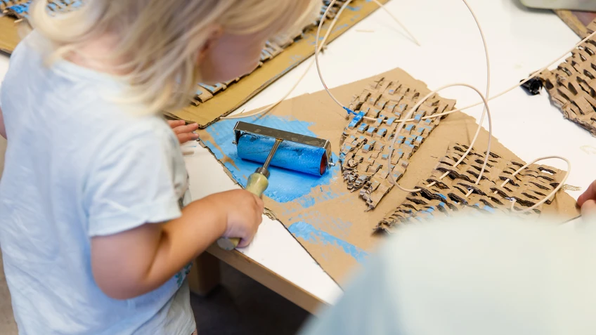 Kinder basteln an Kunstwerken für Tiere im KinderKunstLabor.