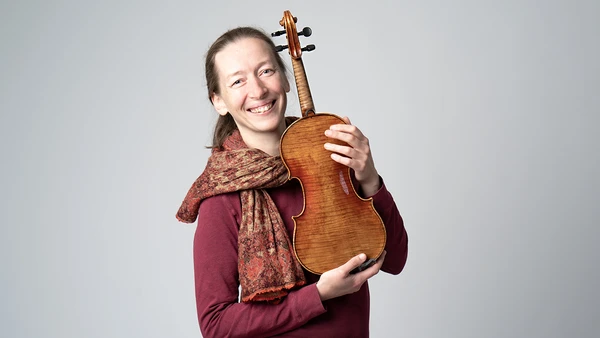 Portraitfoto von Lieke te Winkel mit Violine
