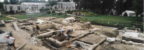 Grabungen im Bereich von Haus 1 im Zivilstadtviertel um 2000, hinten sieht man das Besucherzentrum 