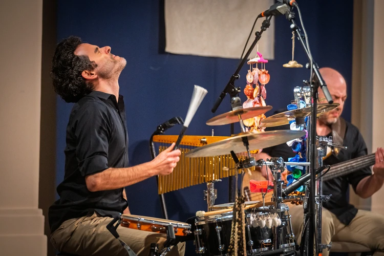 Musikerinnen und Musiker während eines Konzerts auf der Bühne