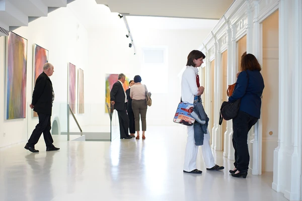 Besucher und Besucherinnen in den Ausstellungsräumen des Arnulf Rainer Museums.