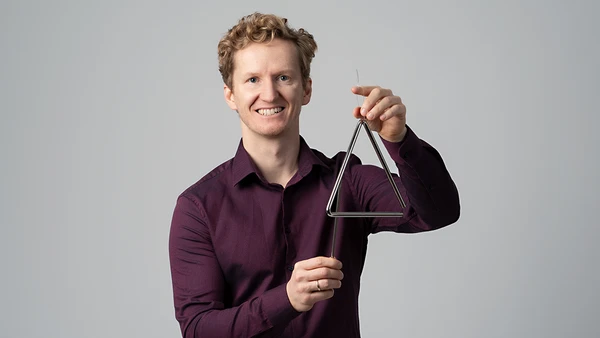 Portraitfoto von Joachim Murnig mit Triangel