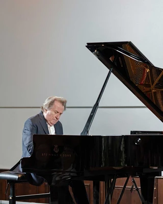 Rudolf Buchbinder am Klavier