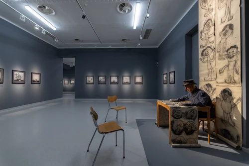 Weitläufiger Ausstellungsraum im Museum Gugging mit Roger Ballen Fotografien, minimalistische Präsentation.