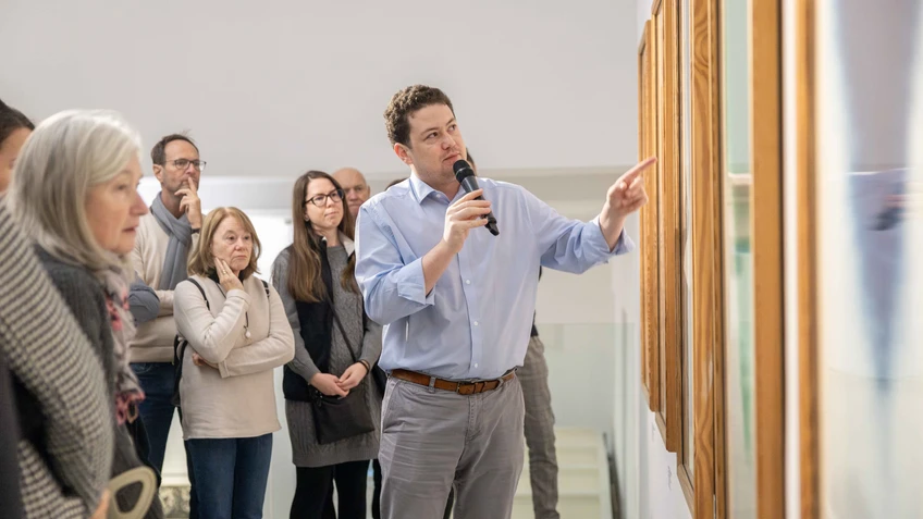 Nikolaus Kratzer erklärt ein Kunstwerk während einer Kuratoren Führung durch die Ausstellung