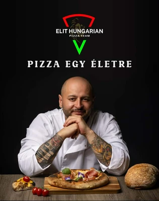 Pizzabäcker László Damu sitzt vor einer üppig belegten Pizza