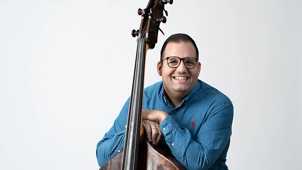 Portraitfoto von Ernö Racz mit Kontrabass