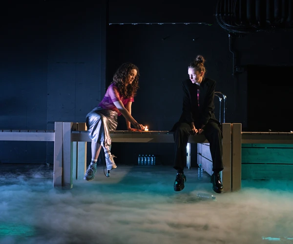 Szenenfoto DER MUND WENN ER KIPPT IST EIN TEICH