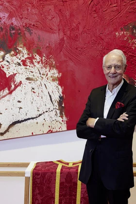 Der Sammler Karlheinz Essl steht vor einem Nitsch Bild in der Ausstellung