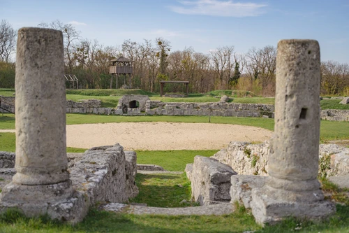 Säulen und Mauerüberresten des Amphitheaters der Militärstadt