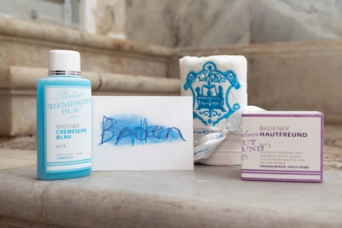 Produktset aus Duschgel, Seife, Creme, Handtuch und Postkarte 