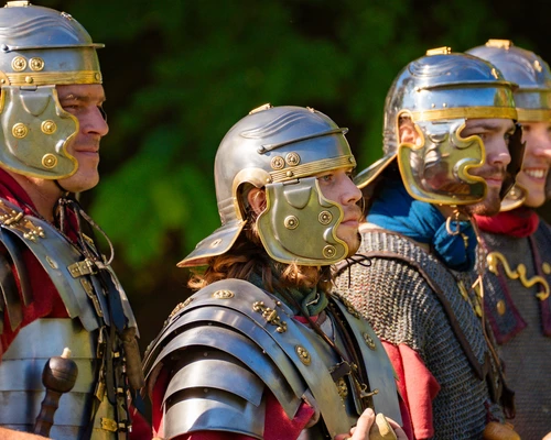 Römische Soldaten in Rüstung