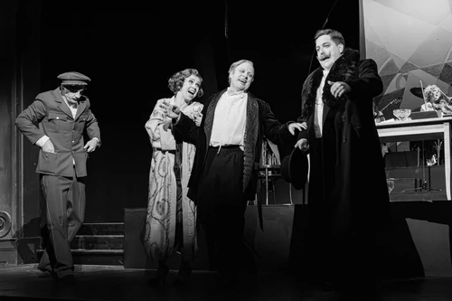Bühnenfoto Fledermaus: Frosch (Sebastian Wendelin), Rosalinde (Eva Mayer), Alfred  (Gerhard Kasal), Gefängnisdirektor (Jakob Semotan)