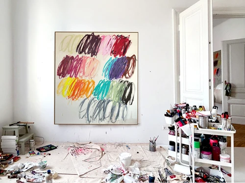 Sicht auf ein Wandbild im Atelier von Christina Gschwantner