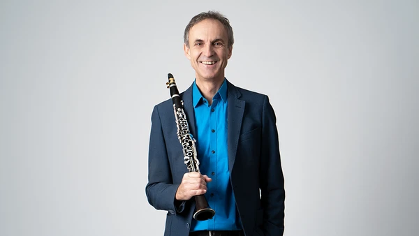 Portraitfoto von Helmut Wiener mit Klarinette