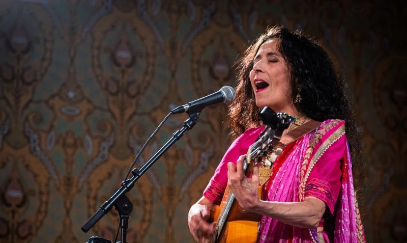 Timna Brauer mit Gitarre