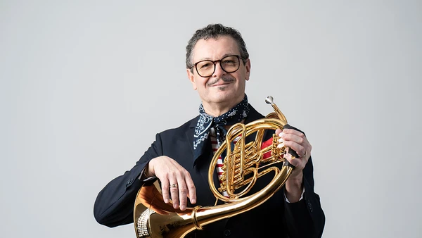 Portraitfoto von Michel Gasciarino mit Horn
