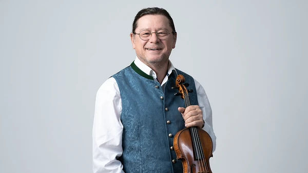 Portraitfoto von Alois Wilflinger mit Violine