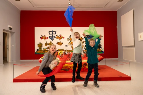 Kinder in der Ausstellung im museum gugging