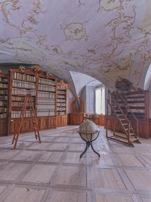 Raum mit einem historischen Bücherregal, Weltkugel, Holzleiter