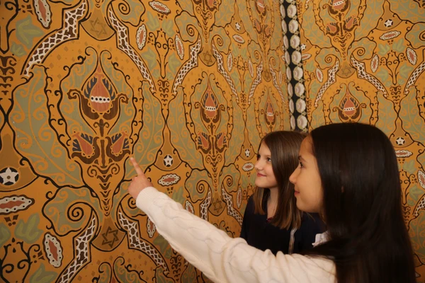 Innenansicht der Ehemaligen Synagoge St. Pölten mit Besucherinnen