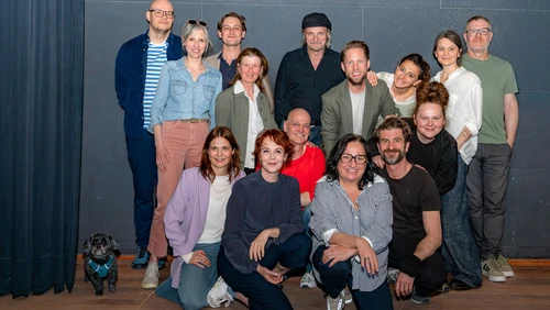 Gruppenfoto Gesamtes Ensemble bei Probenbeginn für "Reigen"