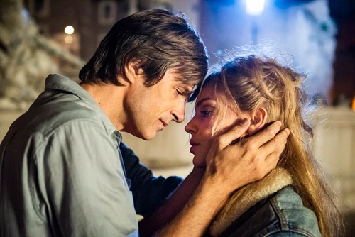 Ein Paar, er hält ihr Gesicht in seinen Händen